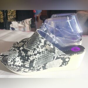 REACTION Kenneth Cole Women's 8.5 Snake-Print PEPEA Slide Wedge Sandals Black